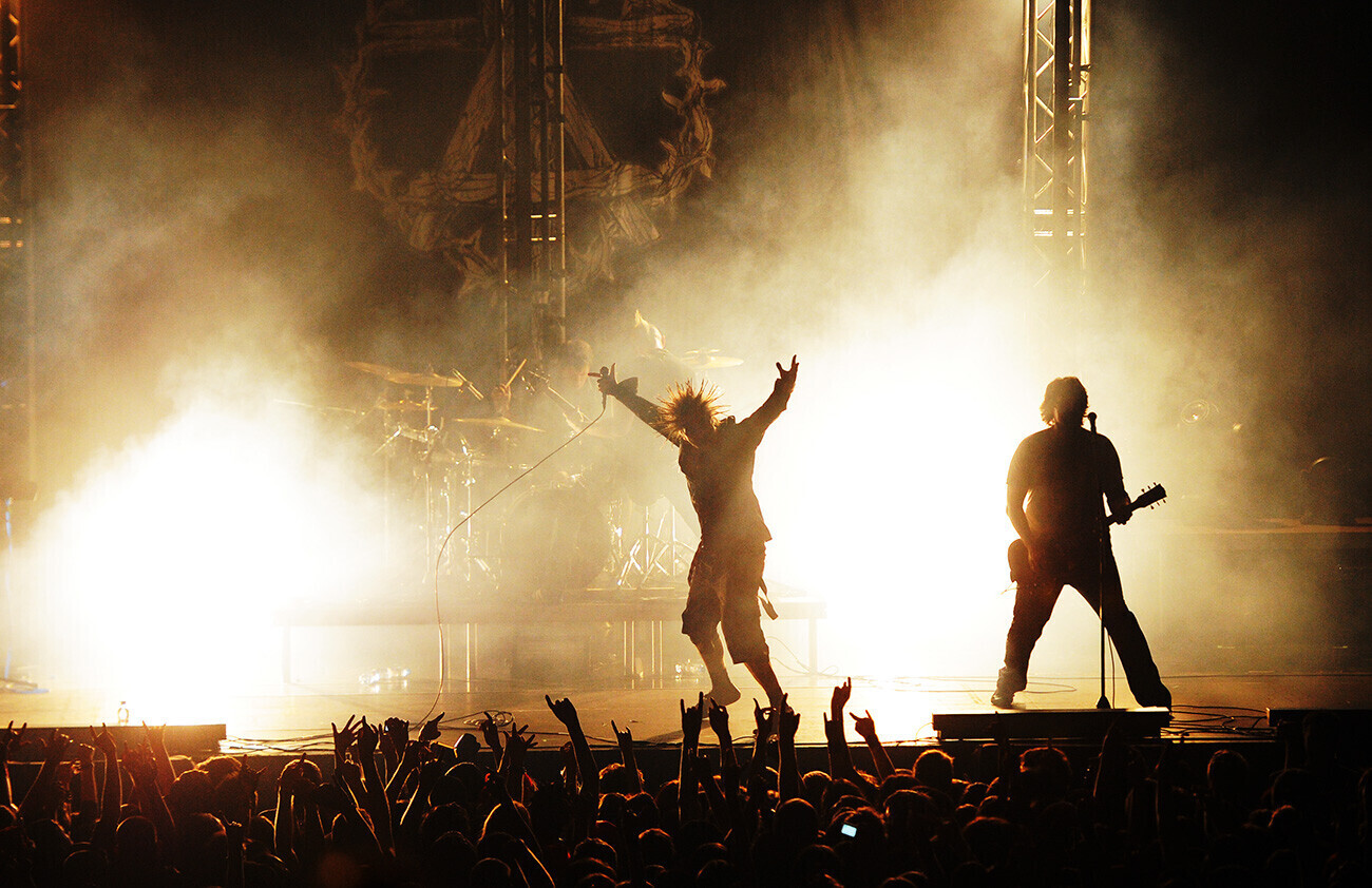 Эта российская группа смешала народные сказки с панк-роком в 1990-х годах. Почему это популярно сейчас?