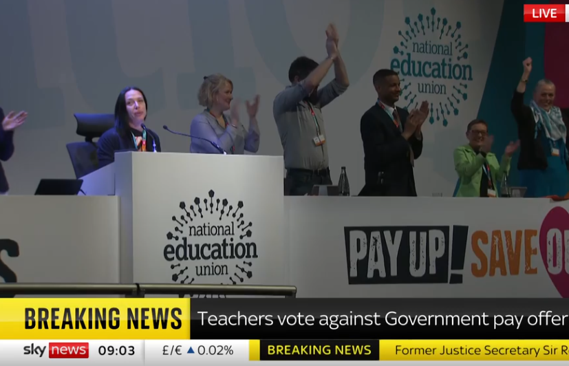 Свежие новости: Учителя снова собираются бастовать из-за несправедливой оплаты труда.