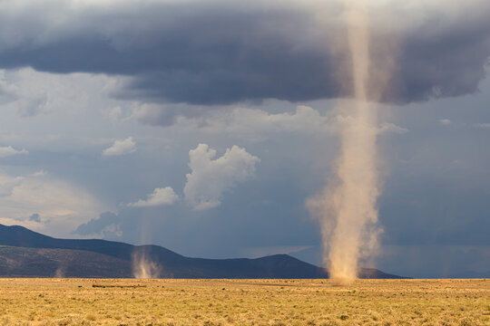 Торнадо и смерчи.