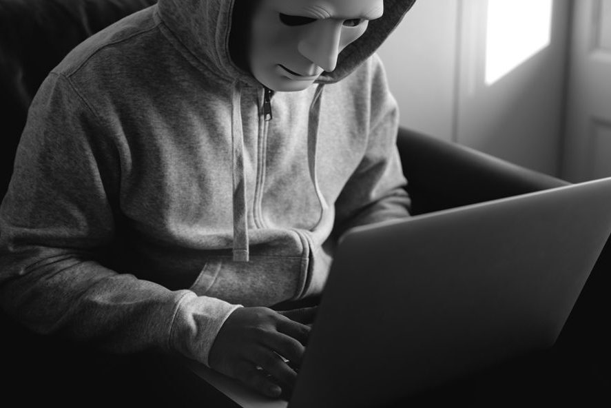 В России участились случаи обмана населения с помощью "онлайн - собеседований" и СМС