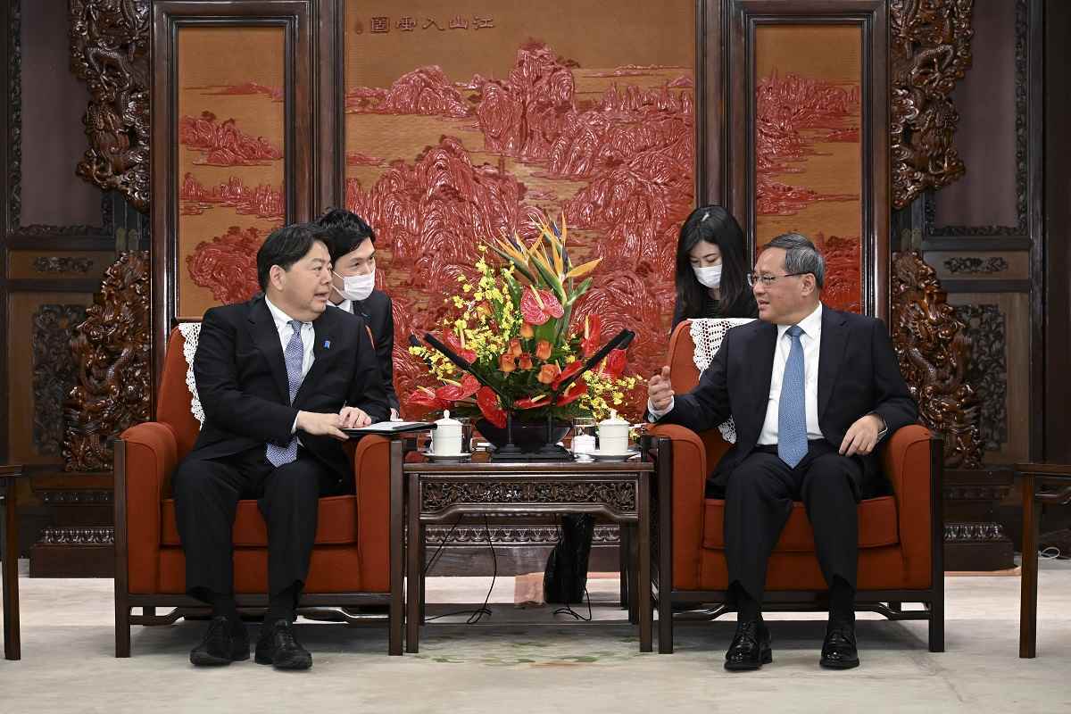 Китай призывает Японию не присоединяться к "окружению" США