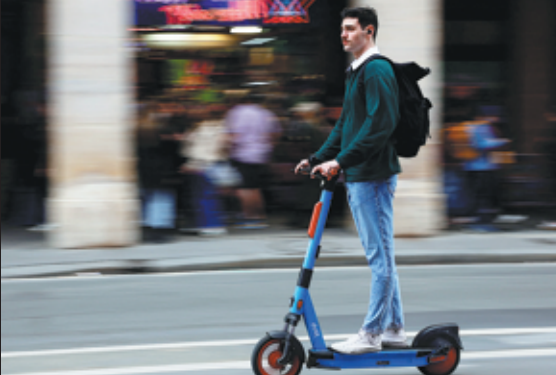 Париж голосует за запрет проката электронных скутеров