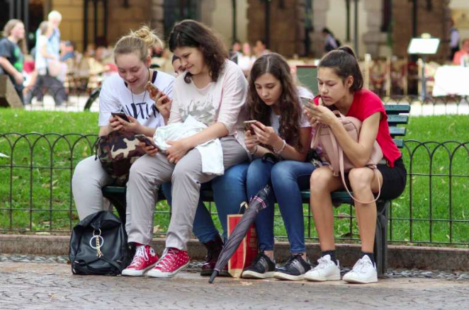 Геи, лесбиянки и бисексуалы ежедневно проводят на 4 часа больше времени у экранов, показало исследование