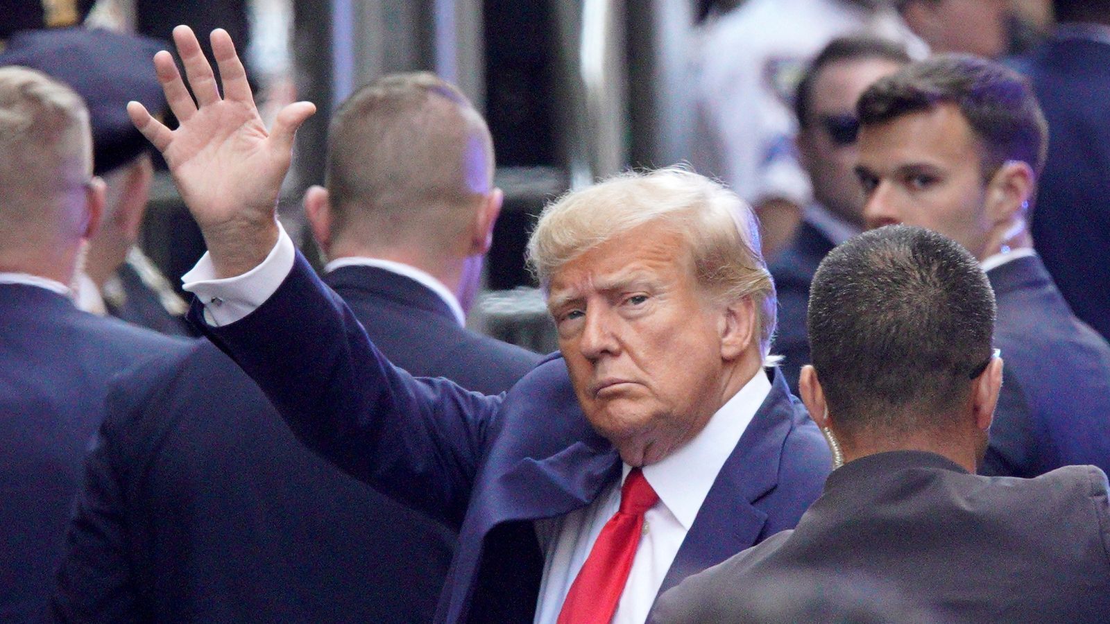 "Никто не выше закона: арест Дональда Трампа и его последствия для Америки"