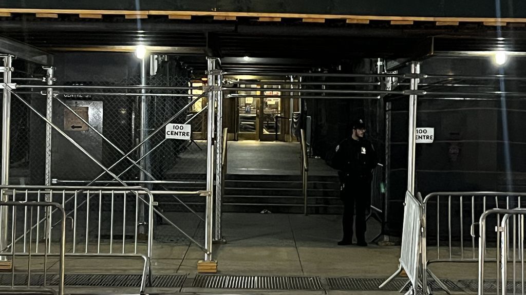 Репортеры выстраиваются в очередь у здания суда, поскольку Трампу предъявлено обвинение по неизвестным обвинениям