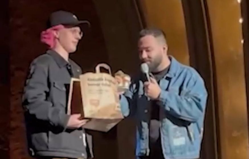 Бастрыкин поручил проверить комиков, разыгравших сцену вручения бюста военкору Татарскому