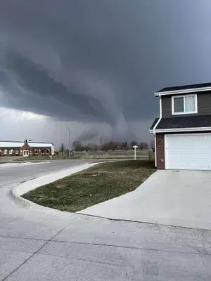 Ущерб довольно обширен»: 4 человека погибли в результате торнадо в Миссури. Живые обновления