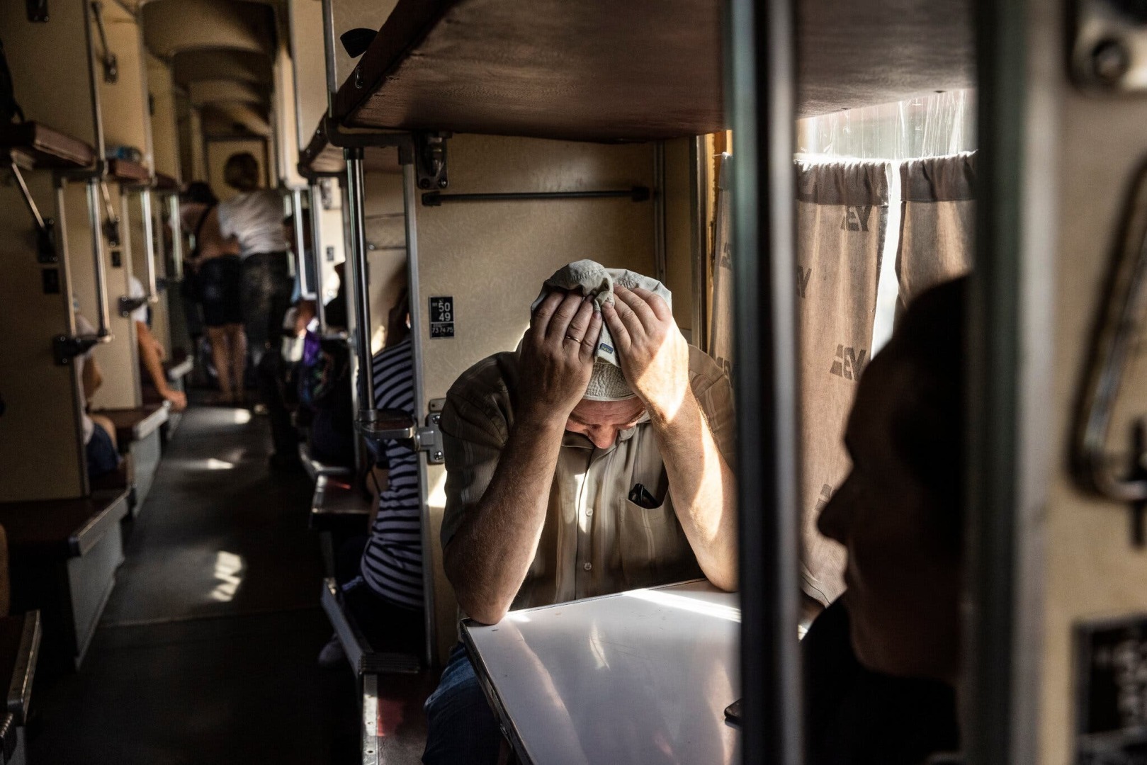 В стоической Украине каменные лица начинают трещать и плакать.