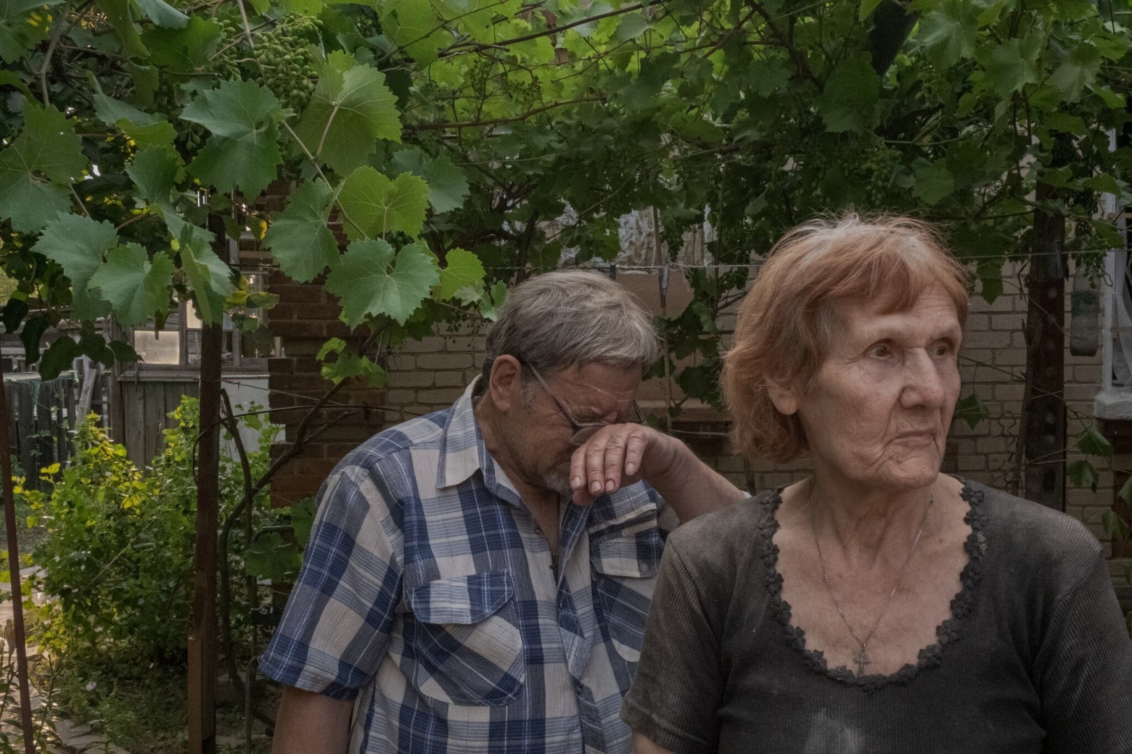 В стоической Украине каменные лица начинают трещать и плакать.