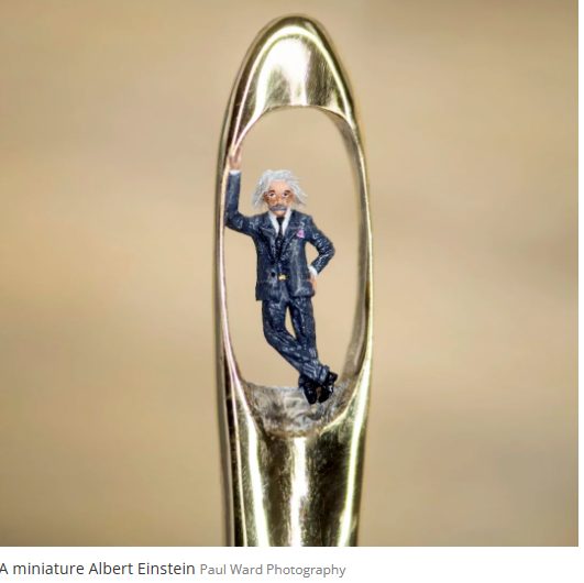 Иногда, ресницей в руках мастера, создаются крошечные скульптуры, которые помещаются в игольное ушко.