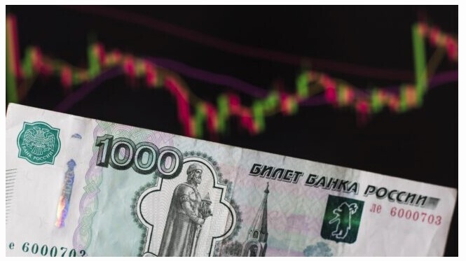 Рубль упал до 12-месячного минимума, когда Путин одобрил сделку с Shell