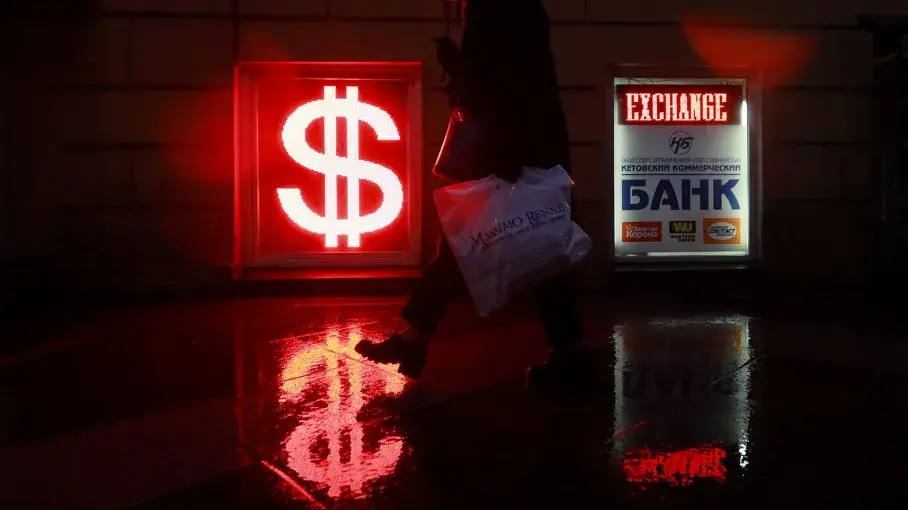 Доллар на пике: впервые за год курс преодолел отметку в 83 рубля