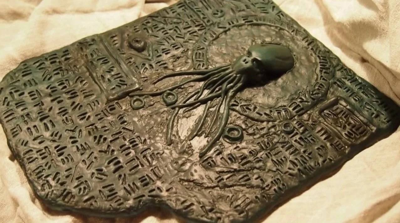 Глиняная таблица Ктулху: уникальный артефакт в мире мистики и ужасов!