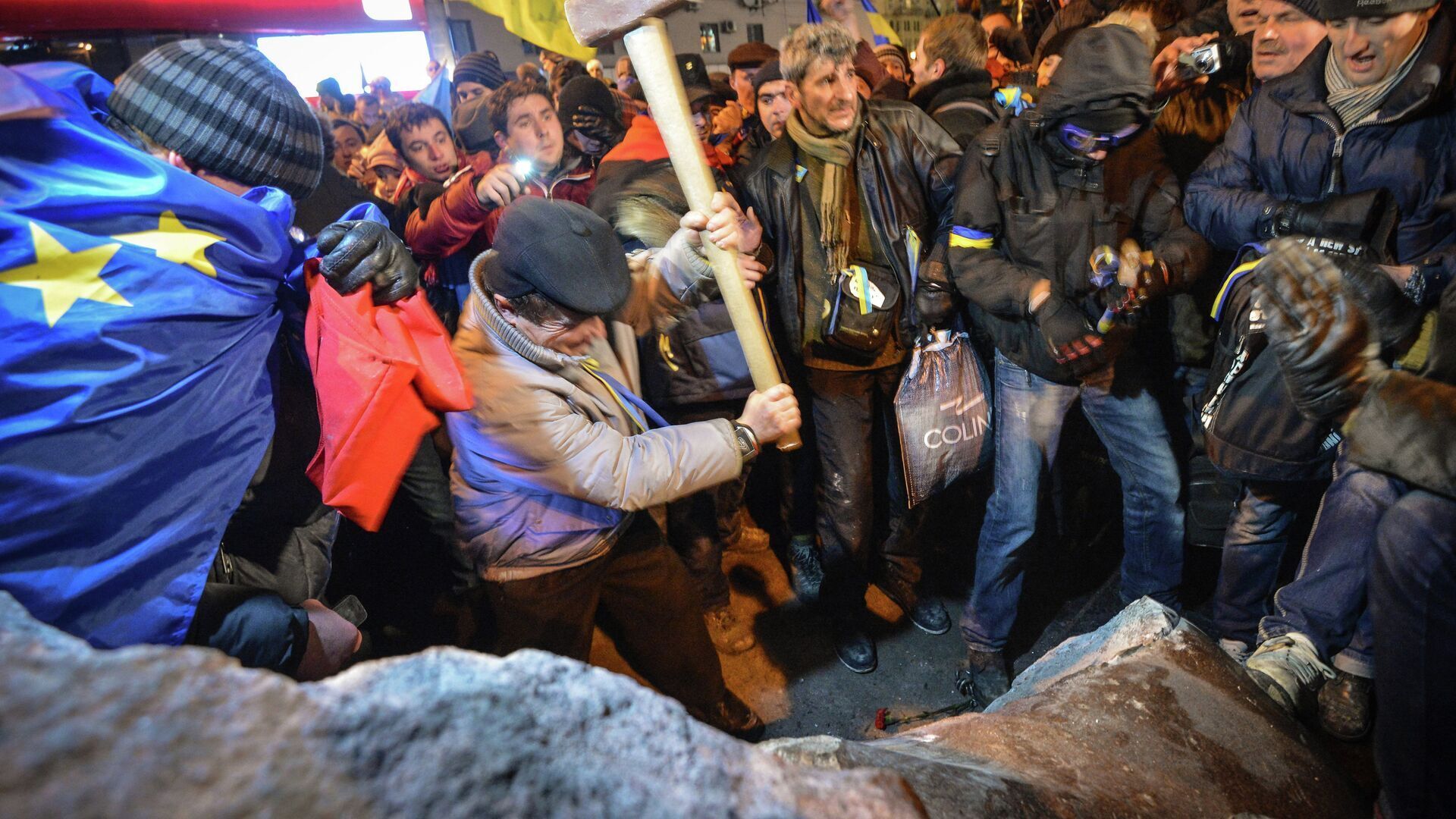 Зачем на Украине рушат памятники?