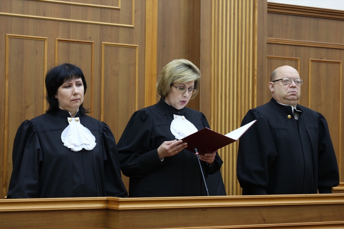 Кассация областного суда. Три судьи. Судья в суде. Судья женщина. Арбитражный суд судьи.