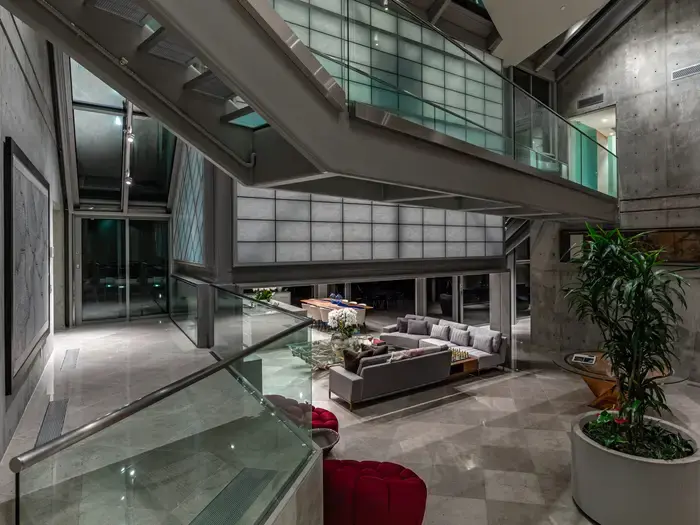 Врач превратил участок на берегу моря стоимостью 2,1 миллиона долларов в особняк стоимостью 68,8 миллиона долларов, фэн-шуй. Взглянем.