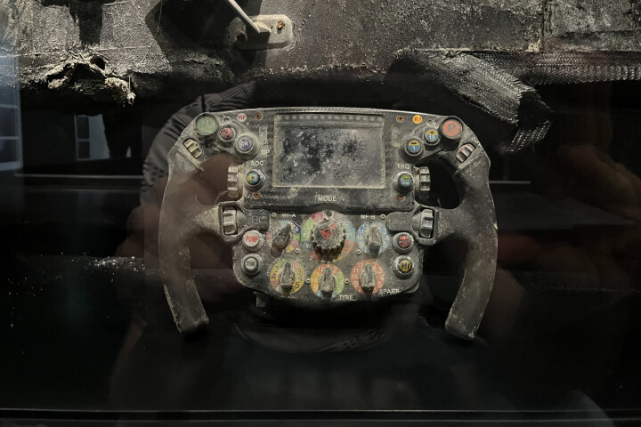 Интерактивная выставка Формулы-1 в Мадриде, настоящей изюминкой которой является обгоревший обломок болида