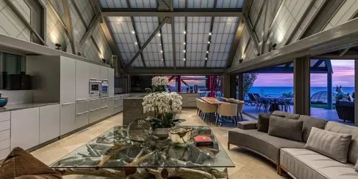 Врач превратил участок на берегу моря стоимостью 2,1 миллиона долларов в особняк стоимостью 68,8 миллиона долларов, фэн-шуй. Взглянем.