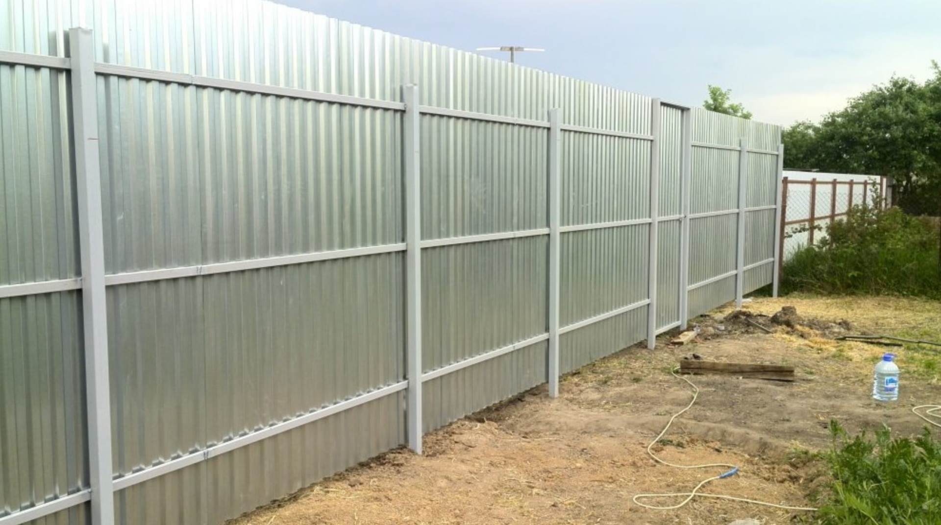 Высокие глухие заборы - от лишних глаз, злоумышленников или просто дань моде? Так ли безопасно за высоким забором? Опрос