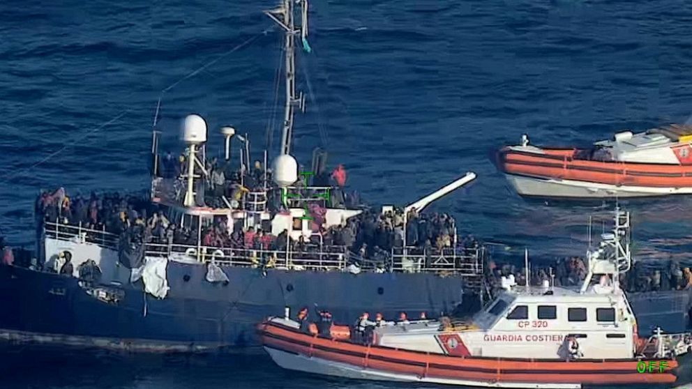 1200 человек на борту двух лодок с мигрантами спасаются в Средиземном море