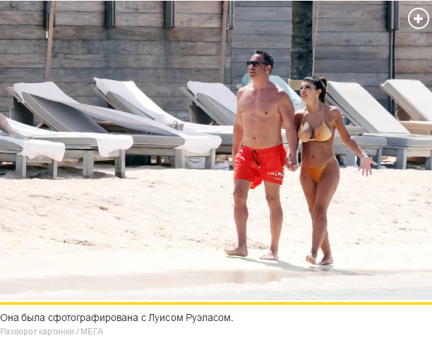 Тереза ​​Джудиче блистала в золотом бикини на отдыхе с Луисом Руэласом