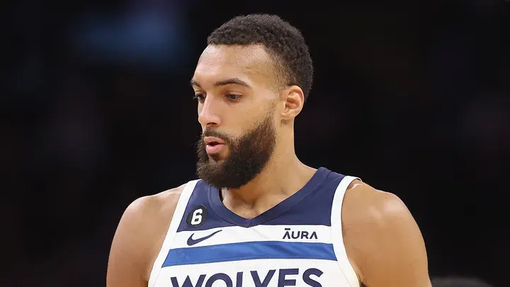 Руди Гоберт выражает сожаление по поводу удара товарища по команде по лицу во время игры против «Тимбервулвз» и приносит извинения, признавая, что его