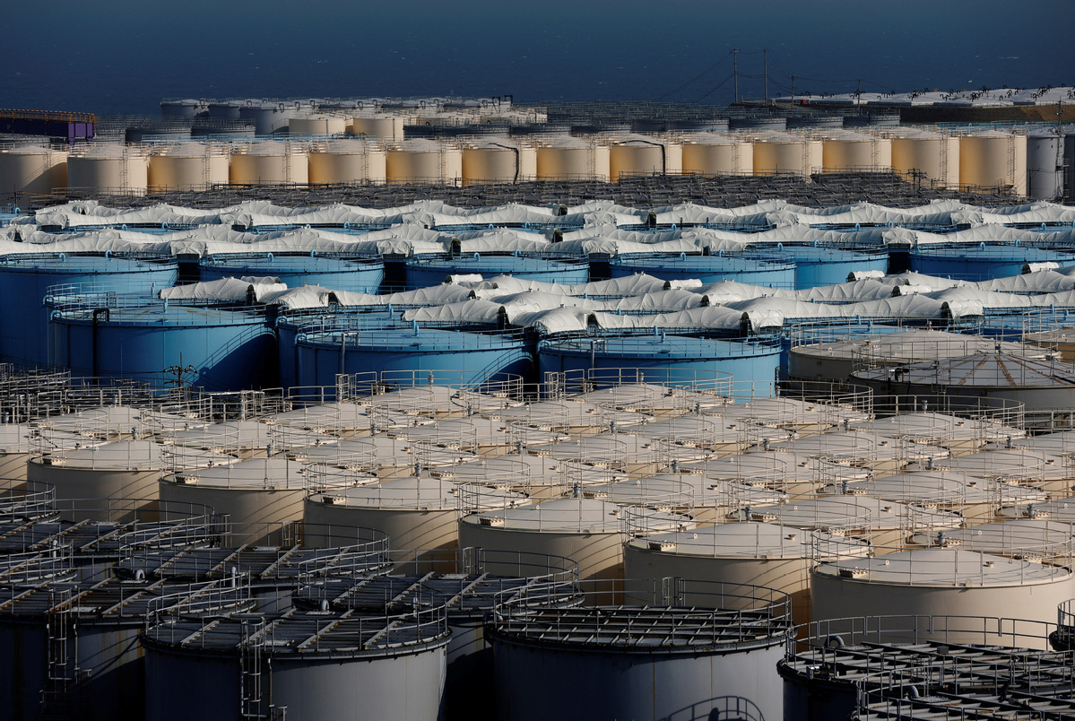 Попытки Японии сбросить загрязненную радиацией воду с АЭС "Фукусима".