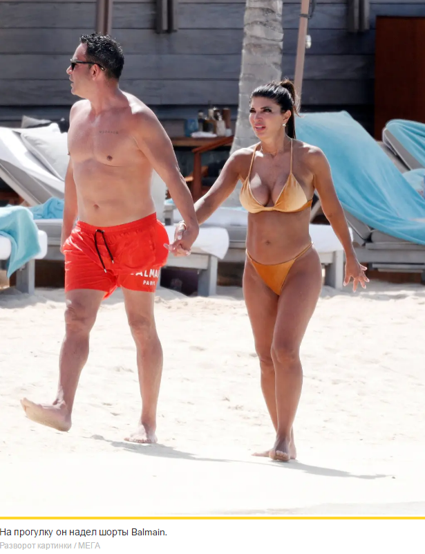 Тереза ​​Джудиче блистала в золотом бикини на отдыхе с Луисом Руэласом