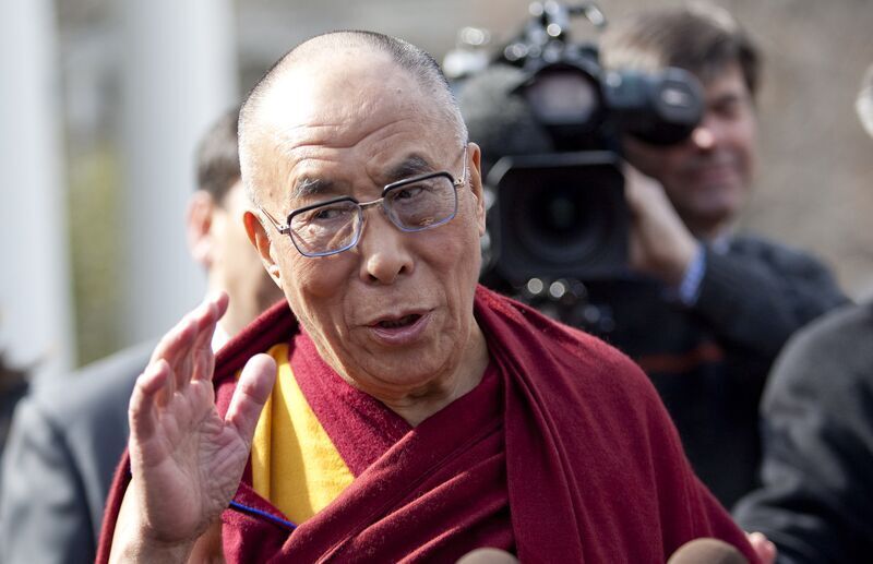 Далай-лама извинился после появления видео, на котором Он целуется с мальчиком