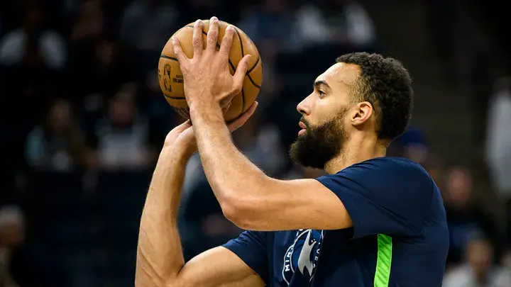 Руди Гоберт выражает сожаление по поводу удара товарища по команде по лицу во время игры против «Тимбервулвз» и приносит извинения, признавая, что его