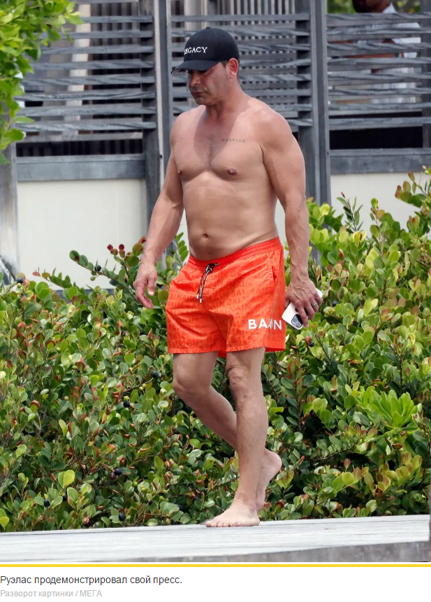 Тереза ​​Джудиче блистала в золотом бикини на отдыхе с Луисом Руэласом