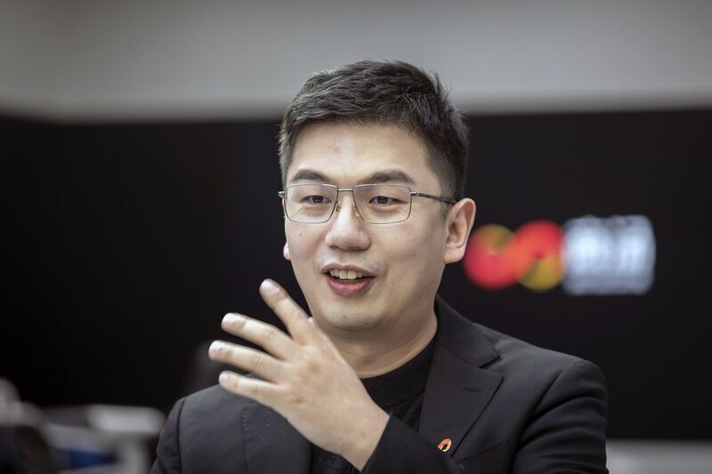 Китайская SenseTime представила нового претендента на ChatGPT