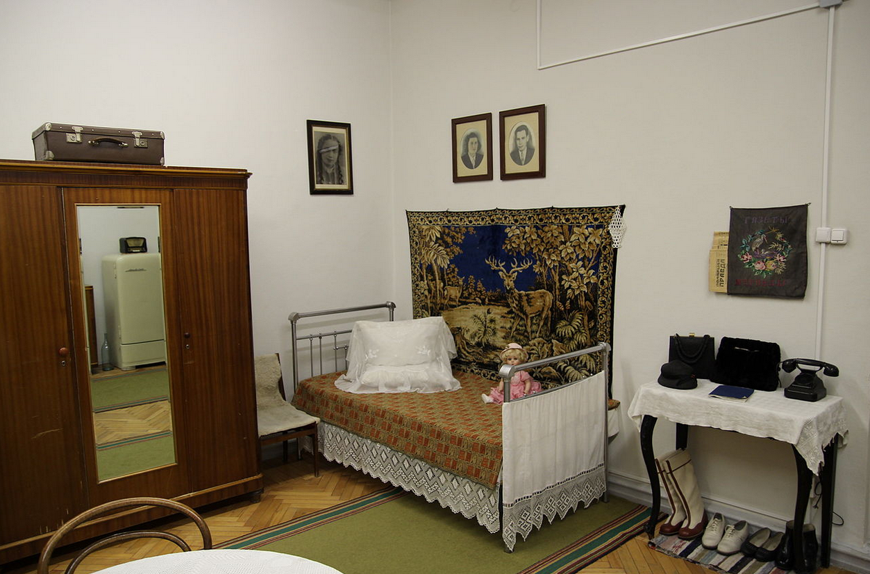 Максимализм и минимализм СССР. В космос летали, а люди как жили?