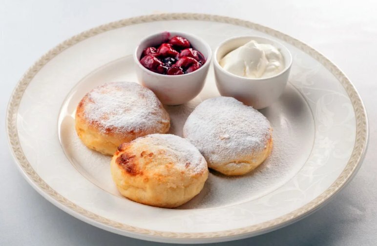 Что лучше добавлять в сырники: муку или манку?