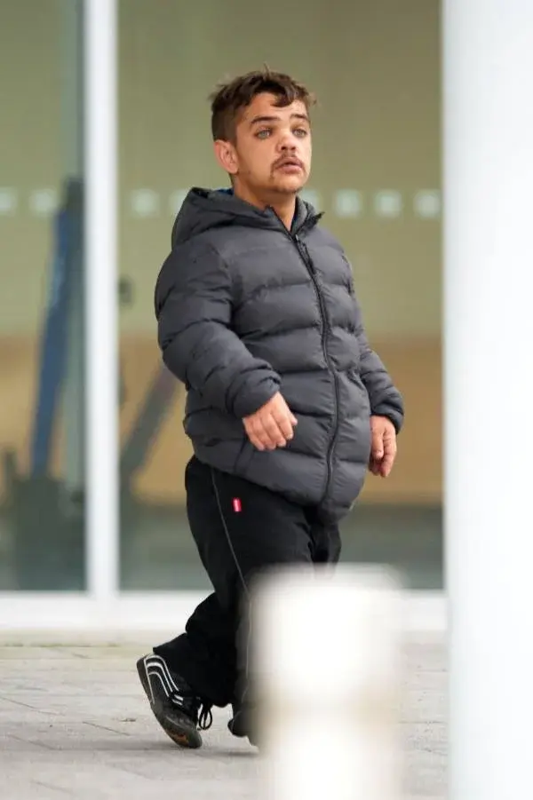 Карлик-педофил избежал тюрьмы, потому что он слишком маленького роста