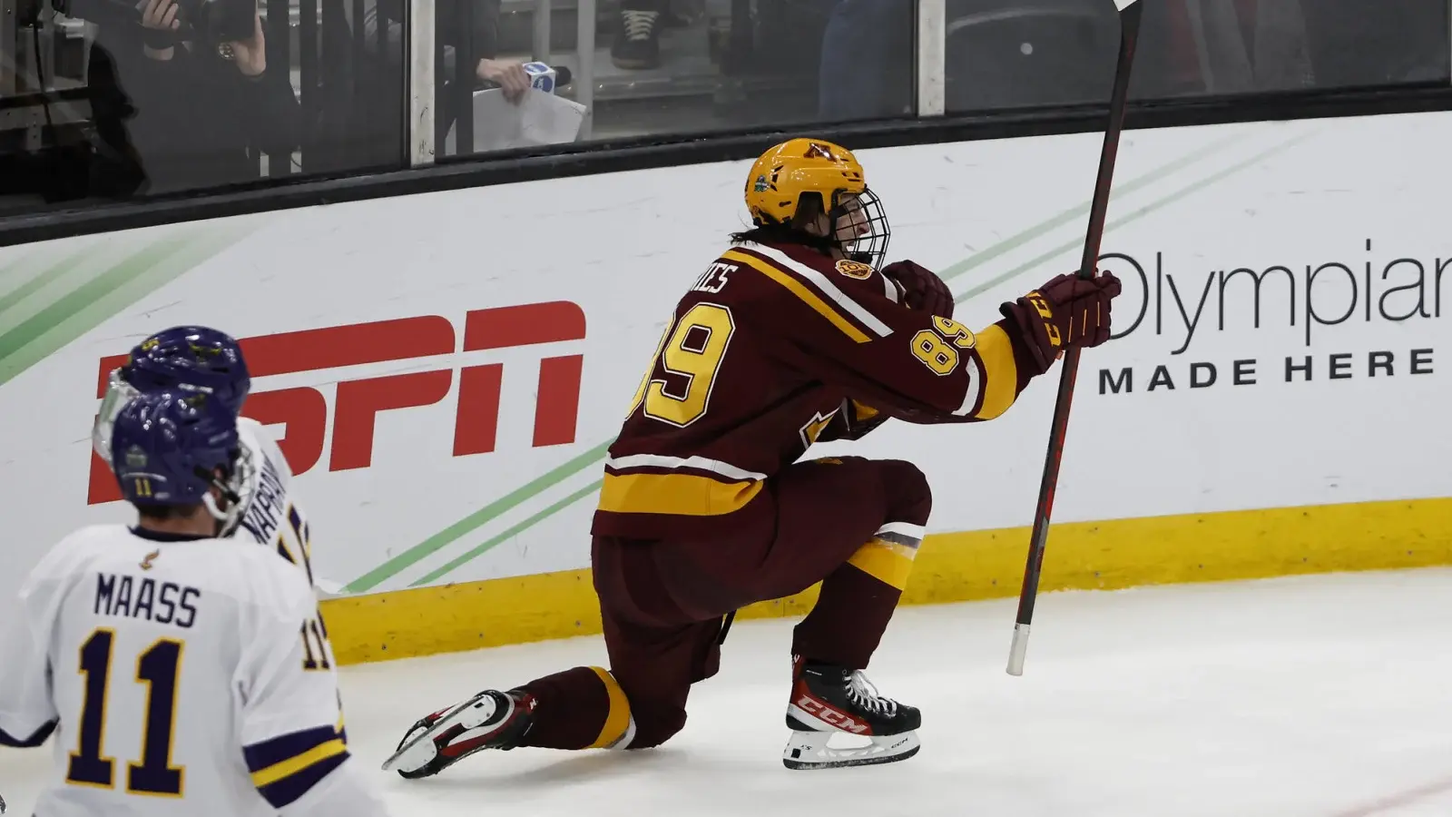 Лучший перспективный игрок "Мэйпл Лифс" подписывает контракт начального уровня