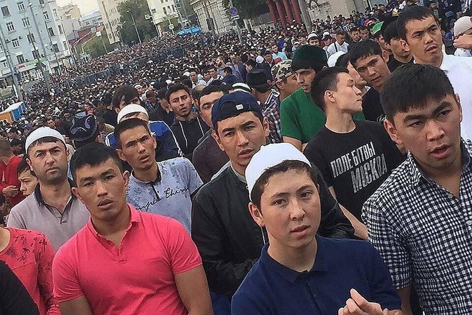 Правительство планирует в 2023 году ввезти около 124 000 рабочих-мигрантов для решения проблем