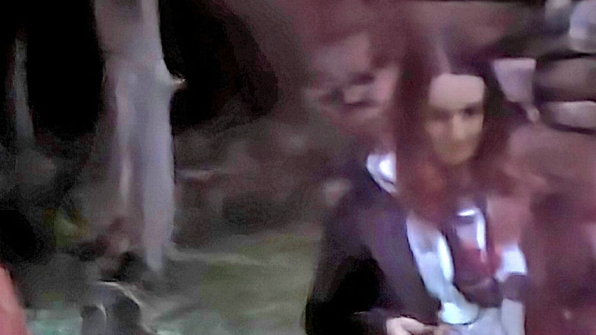 Призрачное лицо запечатлено позади женщины, которая чувствует себя «очень некомфортно» на жутком острове