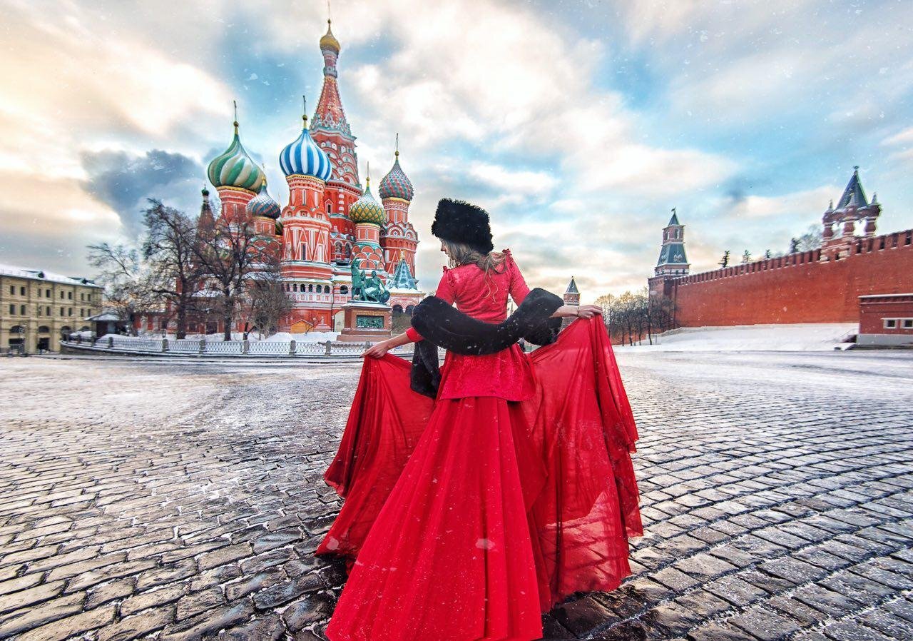 Модель красной площади. Фотосессия в Москве на красной площади. Девушка на красной площади. Фотосессия в Кремле. Фотосессия на фоне Кремля.