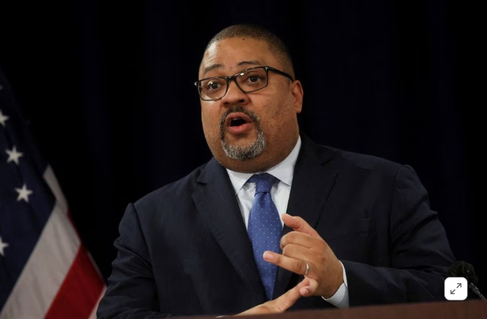 Главный прокурор Манхэттена подал иск, чтобы остановить запугивание республиканцев в деле Трампа.