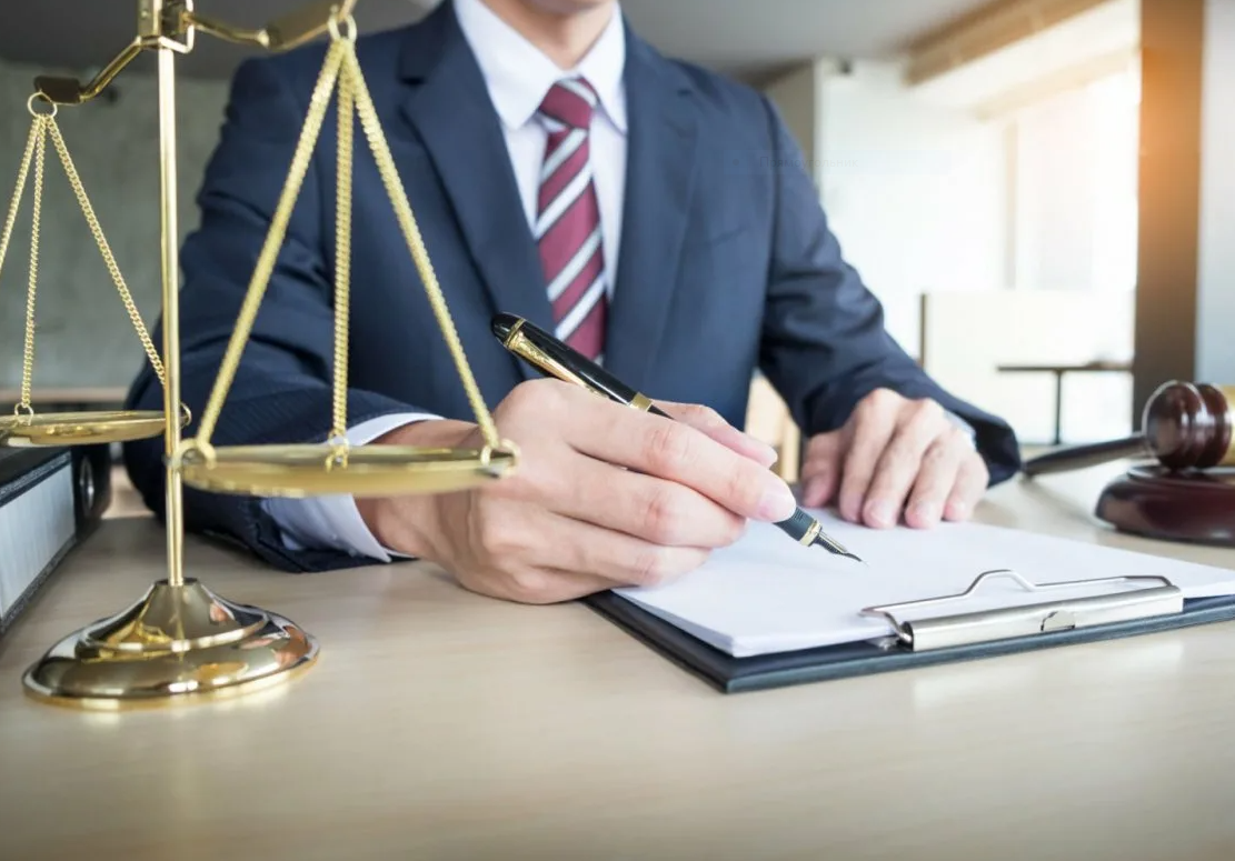 Сильные духом: жизнь и работа юристов в России.