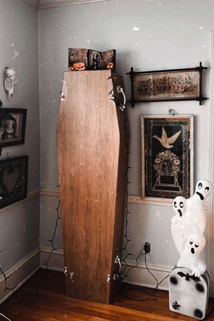 Женщина утверждает, что люди не ступят в ее дом с гробами из-за «призрачного соседа по квартире»