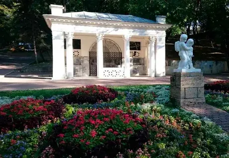 Сегодня город Ессентуки знаменит своими лечебными источниками, которые привлекают курортников со всего мира