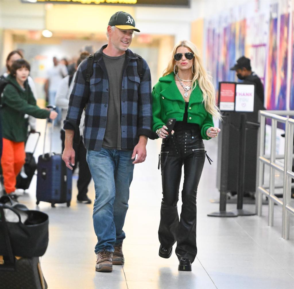 Джессика Симпсон зашнурована в стильных кожаных штанах и на 6-дюймовых каблуках.