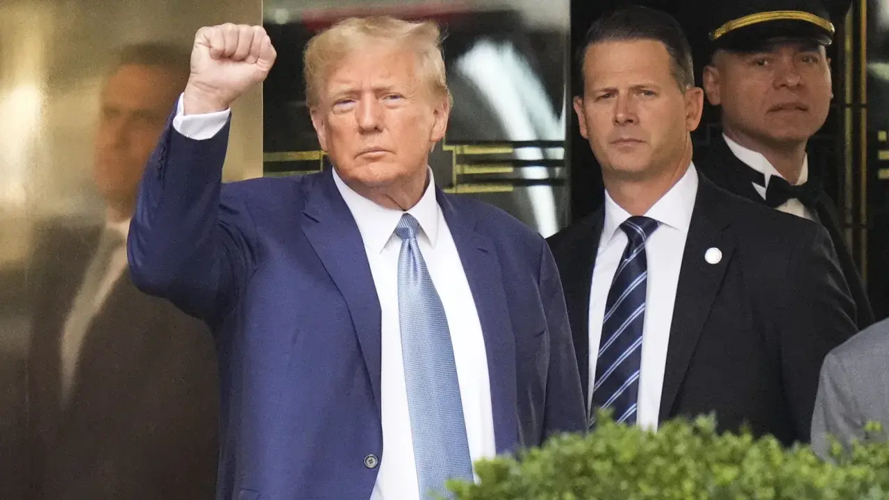 Суд запрещает Трампу вести бизнес. Трамп явился для дачи показаний.