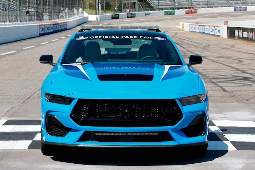 Новый гоночный автомобиль NASCAR на 2024 год в голубом цвете Grabber Blue - Ford Mustang GT.