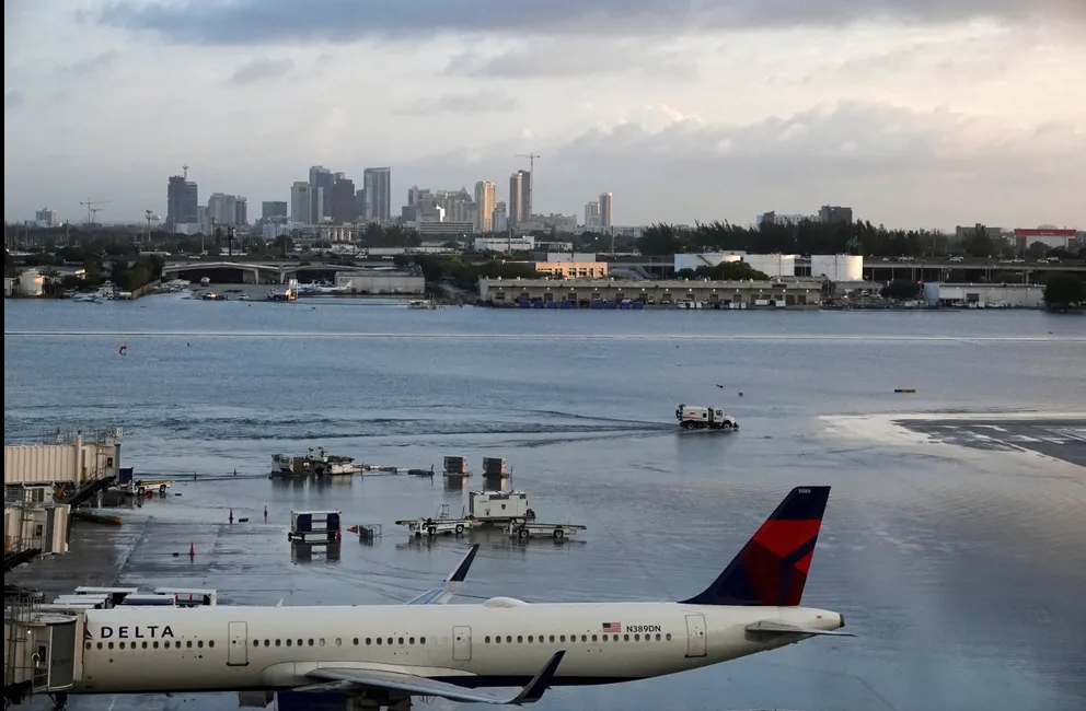 Такое трудно представить! Как такое вообще возможно? В Форт-Лодердейле за день выпало 2 фунта осадков.