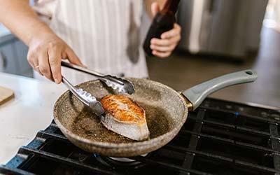 Как убрать неприятный запах рыбы с кухни