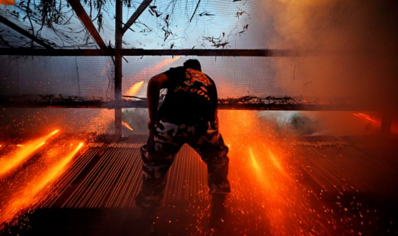 Ежегодная «ракетная война» между приходами на острове Хиос в связи с православной Пасхой вновь отмечена