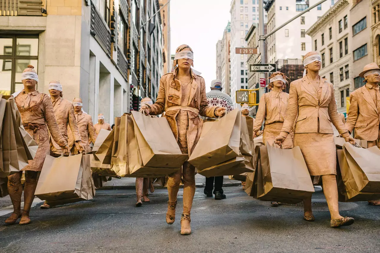 "Живи для себя, люби себя, у тебя только одна жизнь": к чему вообще может привести современное потребительство?
